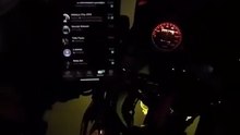 Scroller sur son smartphone à moto... risqué