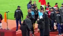 حديث جانبي بين حسام حسن وحكام المباراة ينتهي بتحية الطاقم