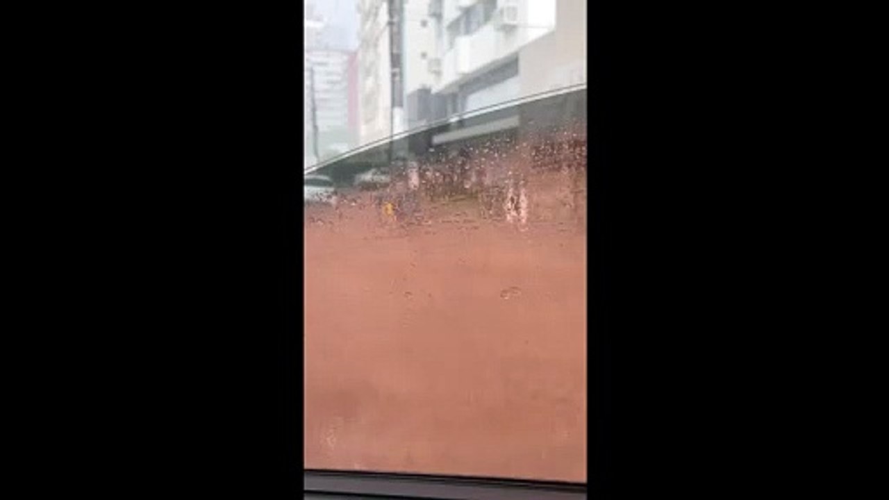 Ruas alagam e carros ficam de baixo d'água após chuva em Criciúma