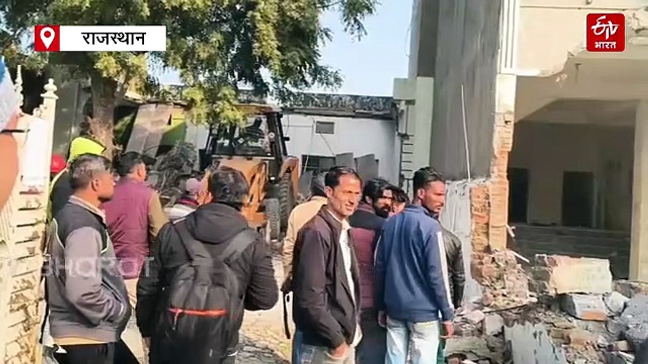 हिस्ट्रीशीटर आदिल मिर्जा के घर पर चला बुलडोजर, 3.5 बीघा जमीन पर अतिक्रमण हटाए