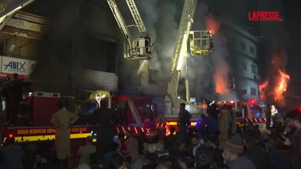 Incendio in un centro commerciale a Karachi in Pakistan: almeno 3 morti
