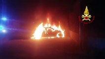 Massarosa, auto in fiamme nella notte