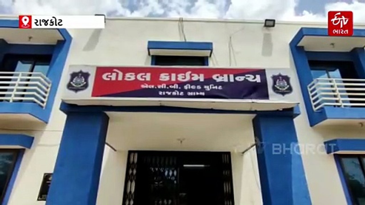 રાજકોટ: આટકોટ પાસે કારના ચોરખાનામાં છુપાવેલો વિદેશી દારૂ ઝડપાયો, મધ્ય પ્રદેશના 4 શખ્સની ધરપકડ