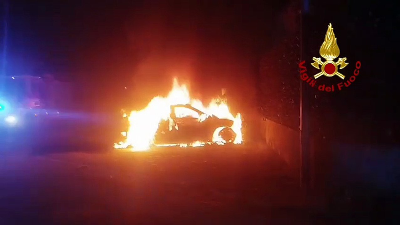 Altopascio, auto distrutta dalle fiamme