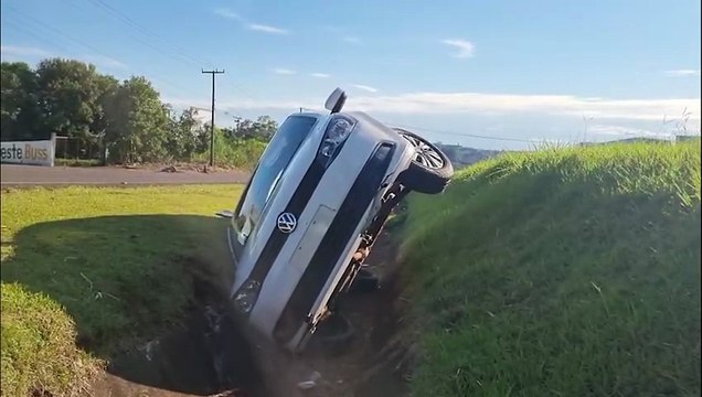 Motorista perde o controle e cai na canaleta da BR-277 em Cascavel