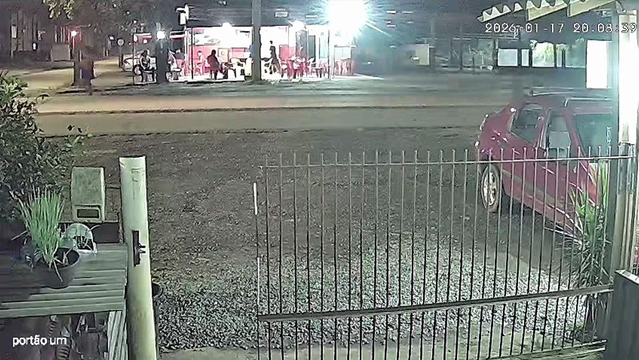 Câmera flagra momento que mulher é atropelada na BR-280 em Araquari