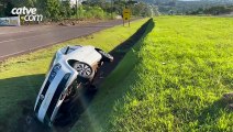 Gol sai da pista e para na canaleta da BR-277 em Cascavel