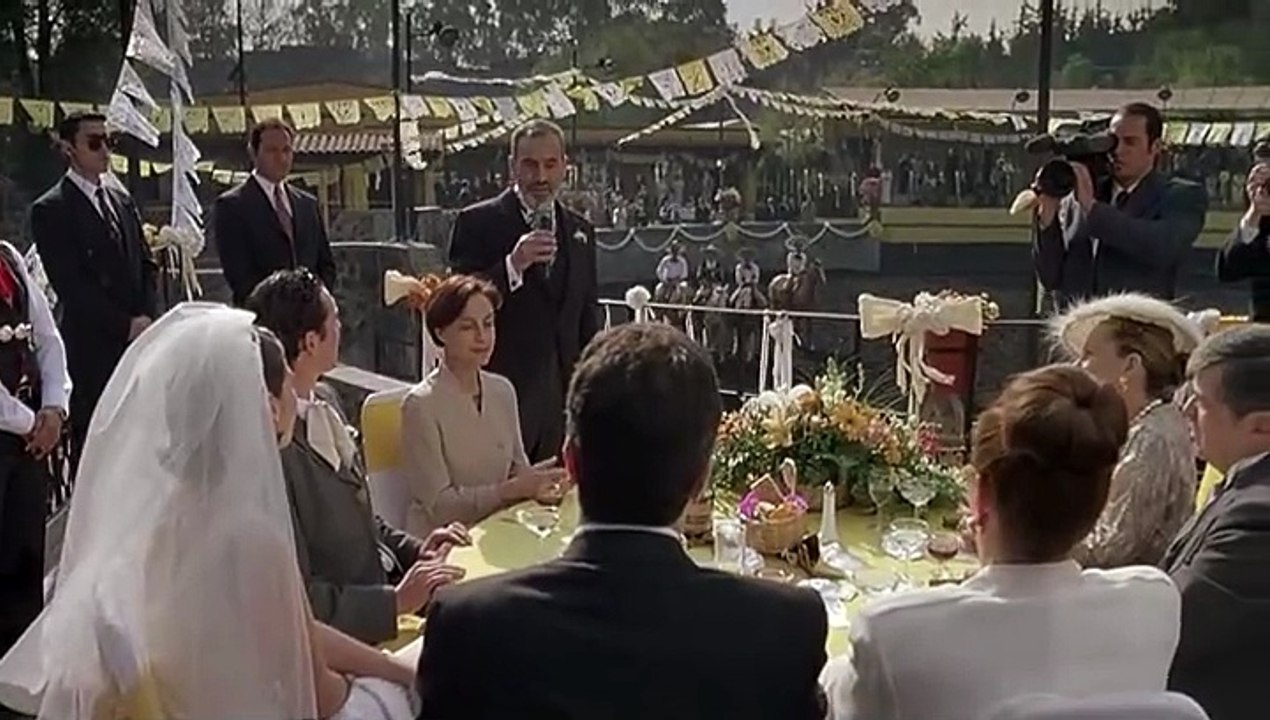 SPANISH - In Mexico, two teenage boys and an older woman embark on a road trip and learn a thing or two about life and each other. And Your Mother Too - Y tu mamá también (2001)