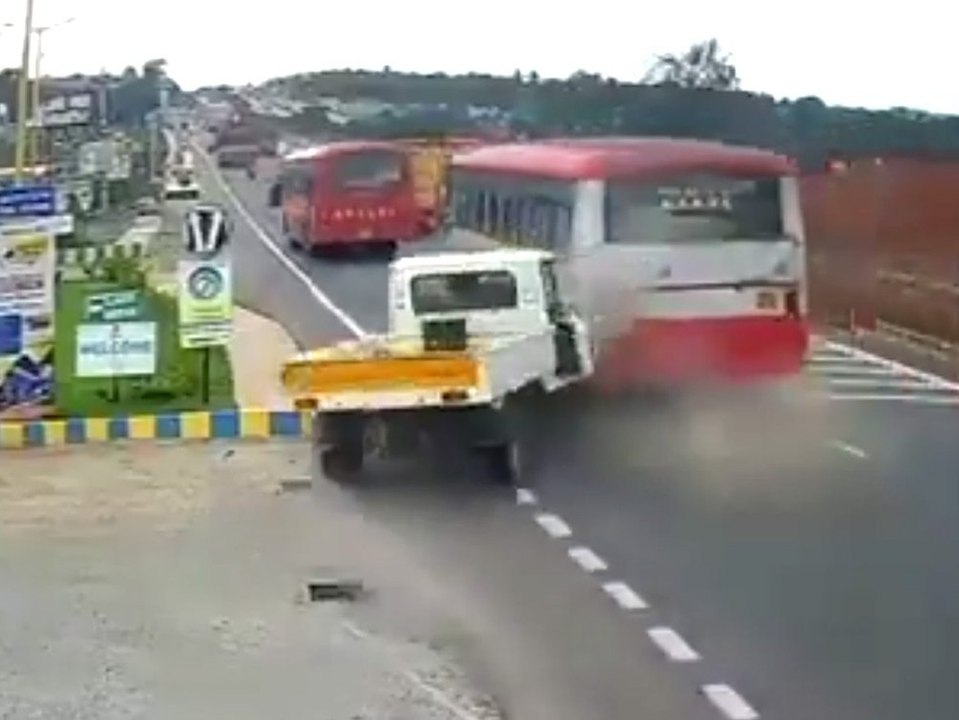 Dummes Überholmanöver: Pick-up knallt auf Bus