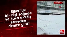 İstanbul Silivri'de bir kişi soğuğa ve kara aldırış etmeden denize girdi