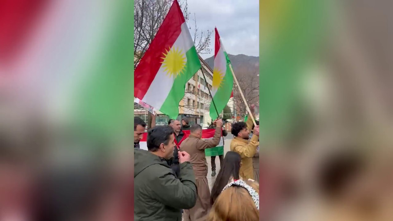 Bolzano, tensione durante la manifestazione per il popolo iraniano: interviene la polizia per separare i partecipanti