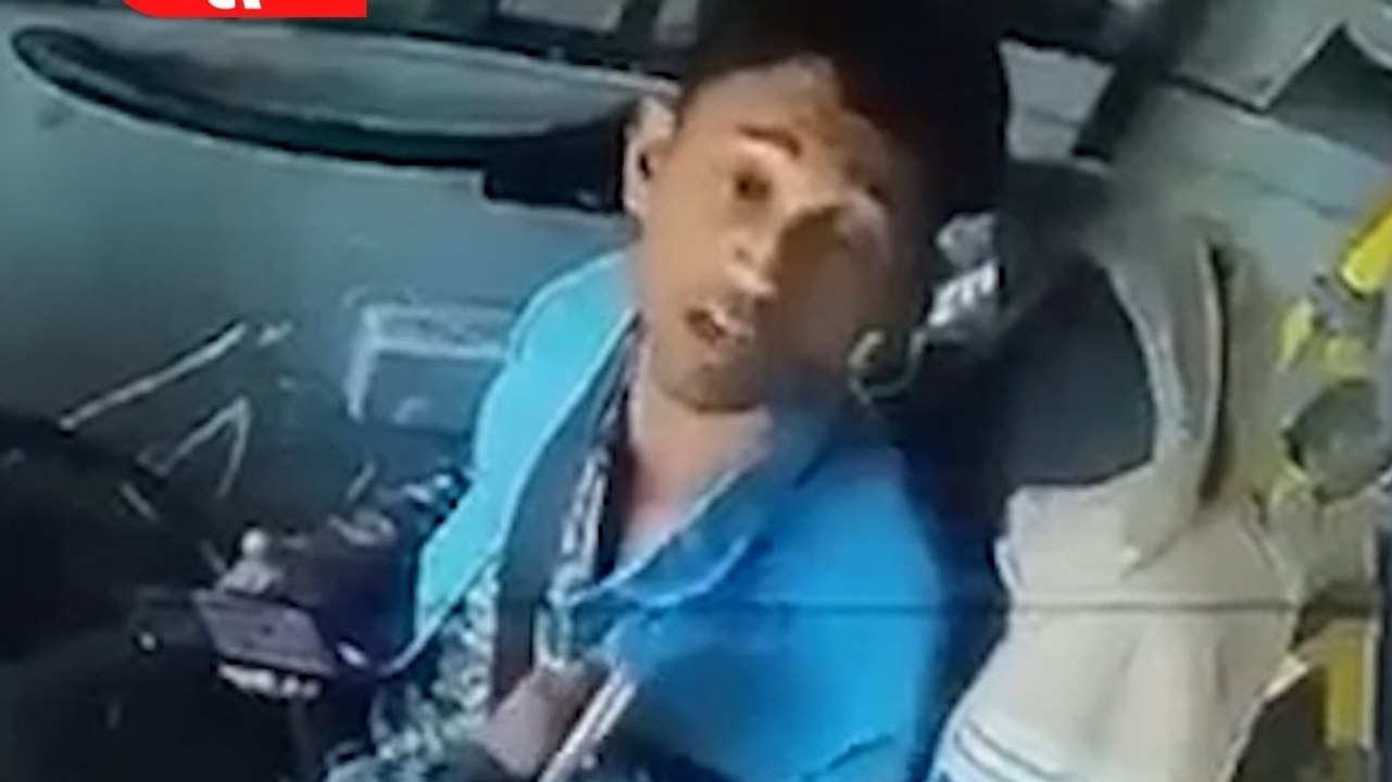 बुर्के वाली महिला ने बस ड्राइवर को पीटा