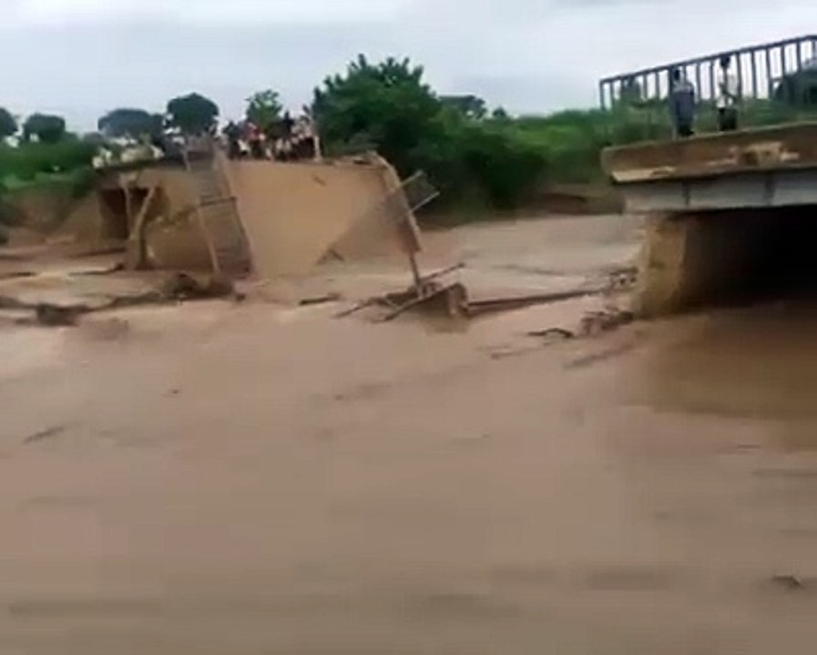 Bridge in Petauke district has been washed away by heavy rains.