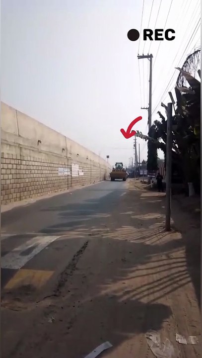 বড় মাটি তোলার গাড়ি