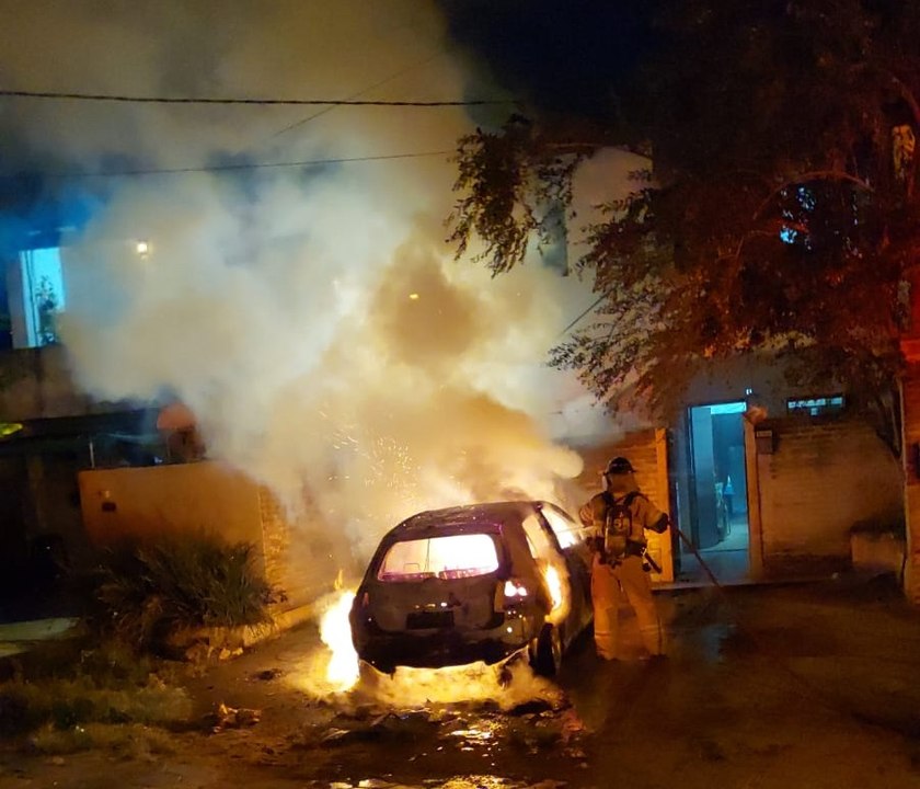 Incendian vehículo frente a vivienda en presunto ataque por celos