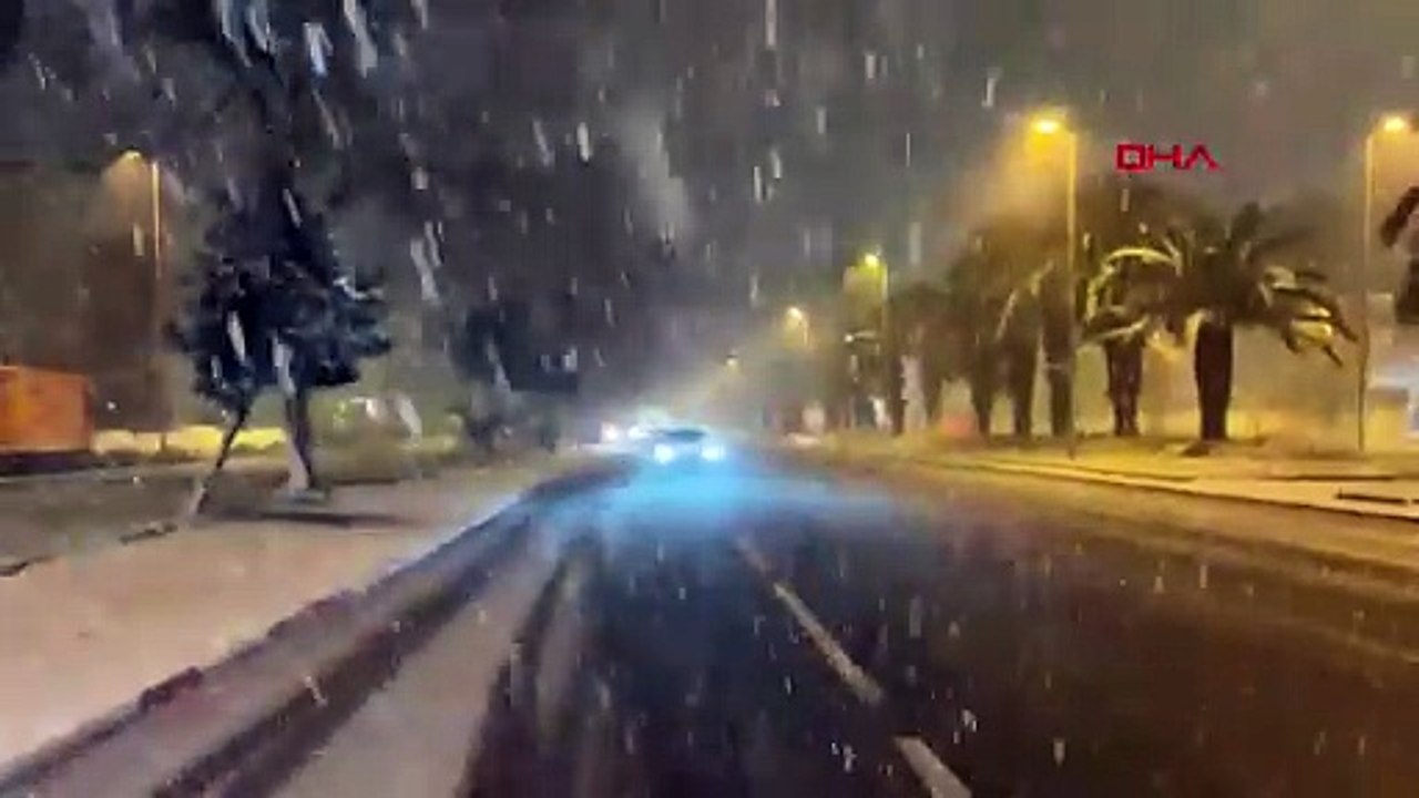 İstanbul'da kar yağışı sürüyor; Taksim meydanı bembeyaz!