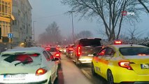 İstanbul’da sabah işe giden vatandaşların karla imtihanı, yürümekte güçlük çektiler