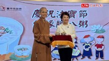 惠中寺送中市府近萬碗臘八粥 贈星雲大師「和諧共生、馬到成功」給盧秀燕