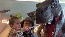 Ο μικρός Πάρης παίζει με τον δεινόσαυρο