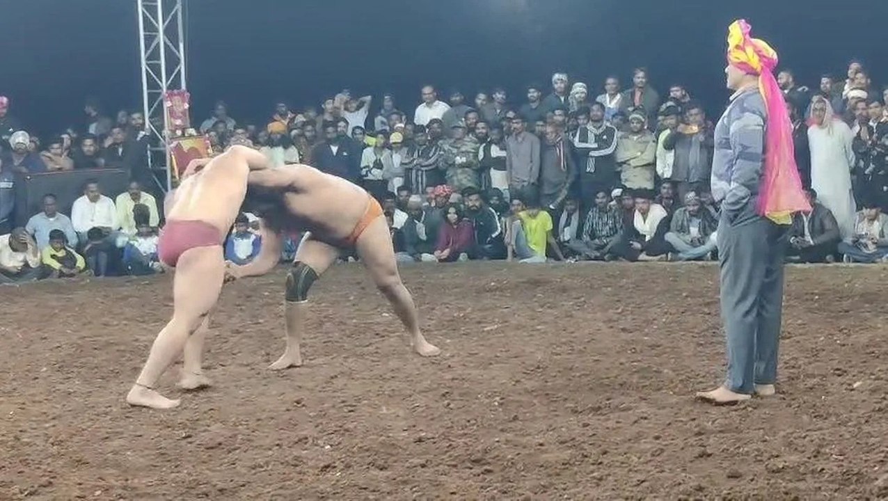 हत्था चढ़ाकर शुभम ने लगाया दांव, आगरा के मोनू पहलवान को किया चित