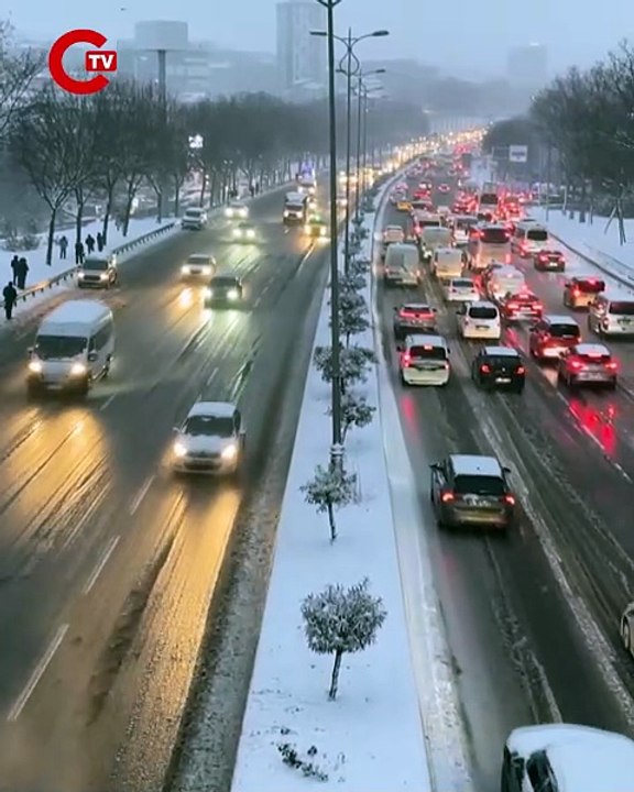 İstanbul beyaza büründü Kar yağışı ile birlikte işe gidenler zor anlar yaşadı