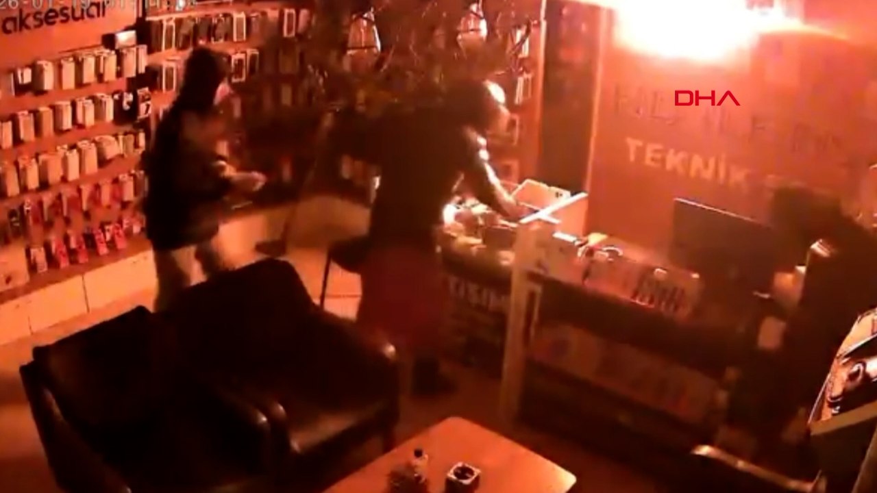 Adana'da kaldırım taşı ile iş yerinin camını kırıp, tablet ve cep telefonu çaldılar