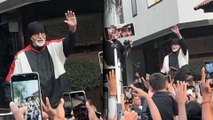 Sadi Ke Mahanayak Amitabh Bachchan Waves At His Lucky Fans Outside Jalsa Bungalow | Megastar | Mumbai