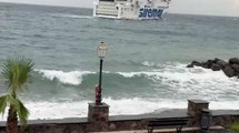 Eolie, vento a 40 chilometri orari: viaggia solo la nave «Nerea». Il video dell'approdo