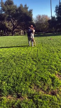 Le prince Harry et Meghan Markle dansant dans leur jardin.