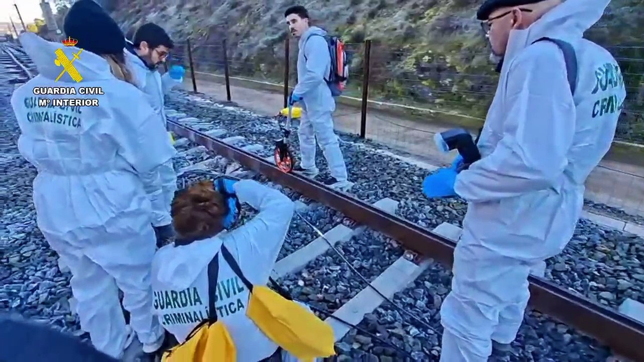 El Equipo Central de Inspecciones Oculares de la Guardia Civil en el lugar del accidente ferroviario