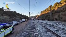 Los trabajos de Guardia Civil y bomberos en los vagones más afectados de la tragedia de Adamuz
