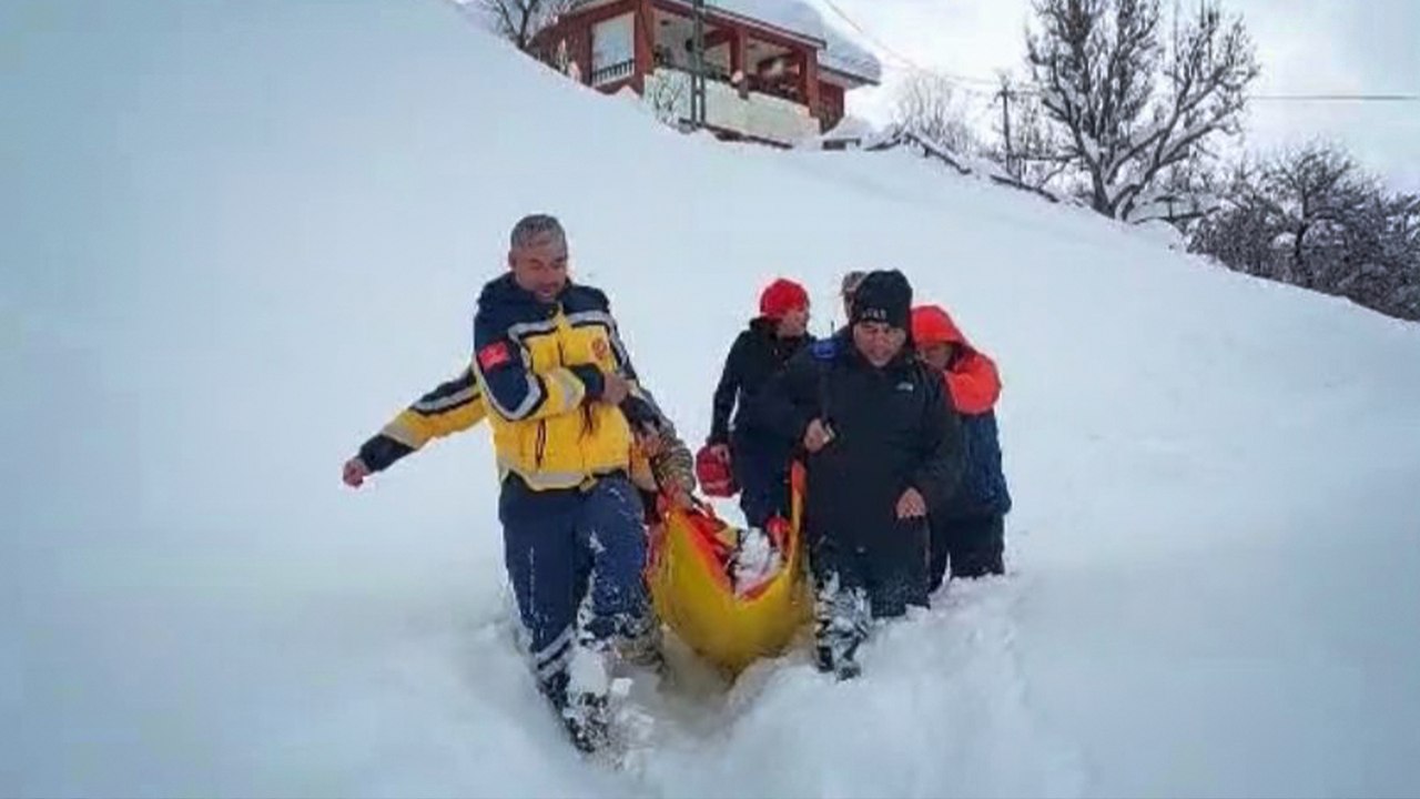 Tunceli’de KOAH hastası, karda sedyeyle taşınarak ambulansa ulaştırıldı; 1 kilometrelik zorlu yürüyüş kamerada