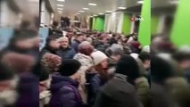 Karın etkili olduğu İstanbul'da metro istasyonunda insan seli oluştu