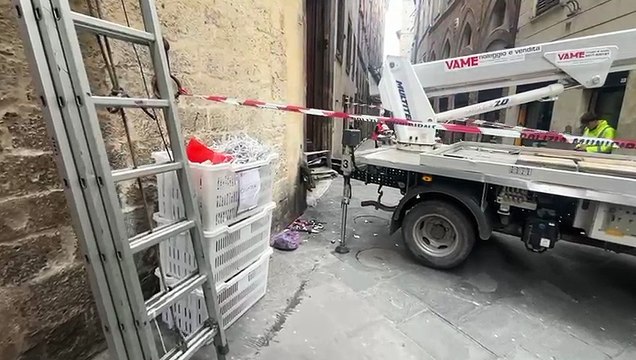 Siena, camion si sfrena: fuori controllo, si schianta contro un palazzo. Nessun ferito