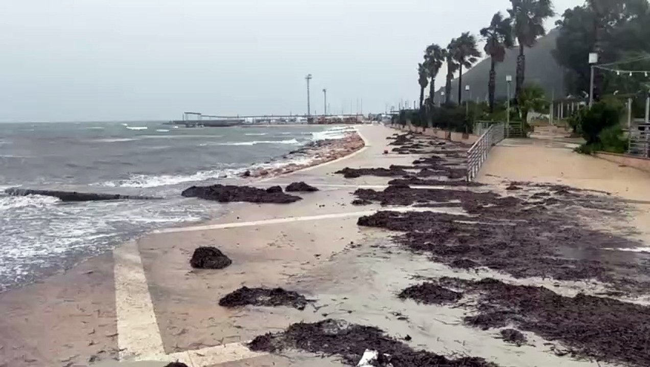 Ciclone Harry, il maltempo si abbatte sul Poetto di Cagliari