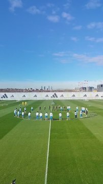 Respetuosísimo minuto de silencio de la plantilla del Real Madrid tras el accidente ferroviario en Adamuz