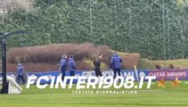 VIDEO FCIN1908 / Inter, Lautaro salta il torello con la squadra: lavoro personalizzato per il capitano