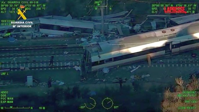 Le immagini aeree dei treni deragliati in Andalusia: i detriti, i vagoni tranciati
