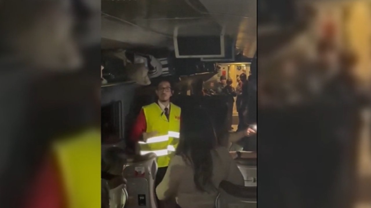 I primi soccorsi ai passeggeri dentro i vagoni dopo il deragliamento in Andalusia
