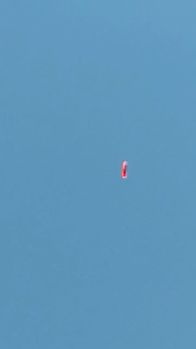 Parapente con motor pasando por encima del Tacua
