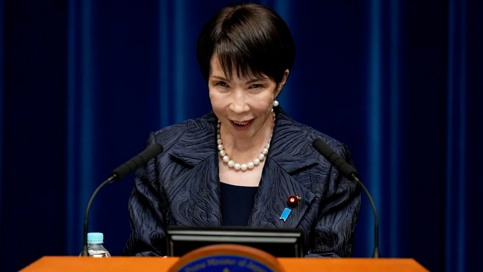 La primera ministra de Jap�n, Sanae Takaichi, ha anunciado este lunes la disoluci�n de la C�mara Baja del Parlamento, una decisi�n que se har� efectiva a partir del pr�ximo viernes y que abrir� el camino a la convocatoria de elecciones generales anticipadas el 8 de febrero. La noticia, que ya hab�a sido adelantada por dirigentes pol�ticos y por los principales medios de comunicaci�n del pa�s, marca un momento clave en la actual legislatura japonesa.

Durante una rueda de prensa celebrada en Tokio, Takaichi calific� la medida como una "decisi�n muy dif�cil", subrayando la importancia del momento pol�tico que atraviesa Jap�n. La mandataria reconoci� adem�s que su propio futuro como primera ministra est� en juego con esta convocatoria electoral, ya que los comicios servir�n para medir el respaldo ciudadano a su gesti�n y a las reformas impulsadas por su Gobierno.

La disoluci�n de la C�mara Baja es una herramienta habitual en la pol�tica japonesa para desbloquear situaciones de desgaste parlamentario o buscar un nuevo mandato con mayor legitimidad. En este contexto, las elecciones generales anticipadas se presentan como una cita decisiva tanto para el Ejecutivo como para la oposici�n.

Analistas pol�ticos se�alan que la campa�a electoral girar� en torno a la econom�a, la estabilidad pol�tica y el liderazgo de Sanae Takaichi. El resultado del 8 de febrero ser� clave para definir el rumbo pol�tico de Jap�n en los pr�ximos a�os.