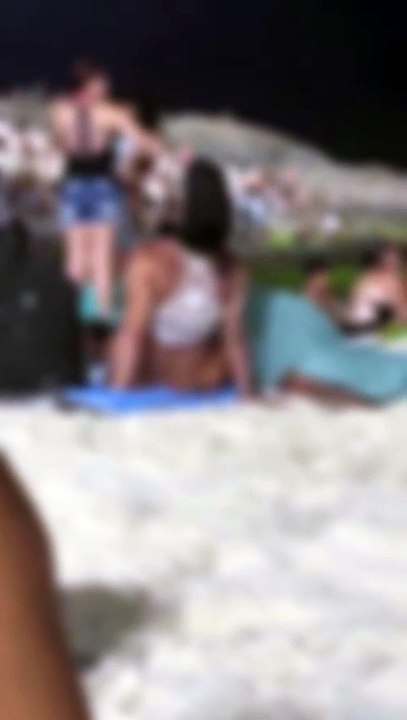 casal é abordado pela PM após "saliência" na praia do Arpoador