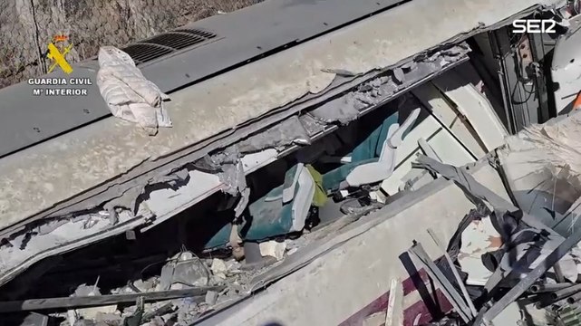 La Guardia Civil busca en los restos de los trenes evidencias para identificar víctimas e investigar el accidente
