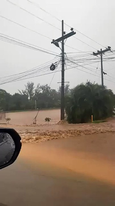 Fuertes inundaciones afectan Roatán tras intensas lluvias