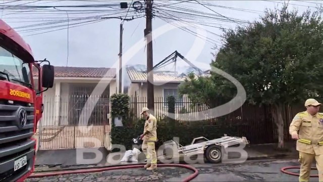 Incêndio atinge ático de residência no Bacacheri, destrói todo o telhado e assusta vizinhos e moradores