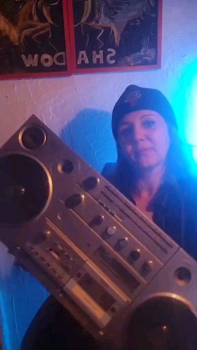 Boombox, Guettoblaster, ces incroyables machines qui nous ont suivi de partout ❤️De la musique portable avec un style de fou !Team souvenir ou Team decouverte ? Dis le moi en commentaire 📢