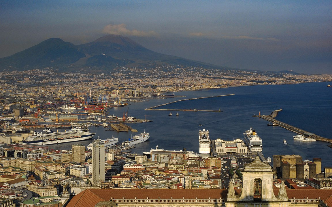 Napoli festeggia i suoi primi 2500 anni con questa mostra di costumi e figurini storici