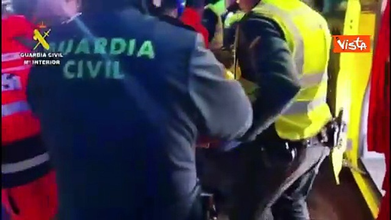 Schianto tra due treni in Spagna, almeno 39 morti e 150 feriti. I soccorsi dopo l'incidente