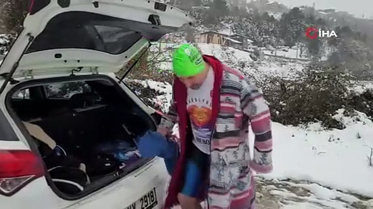 Soğuğa aldırış etmedi, kar altında denizde yüzdü
