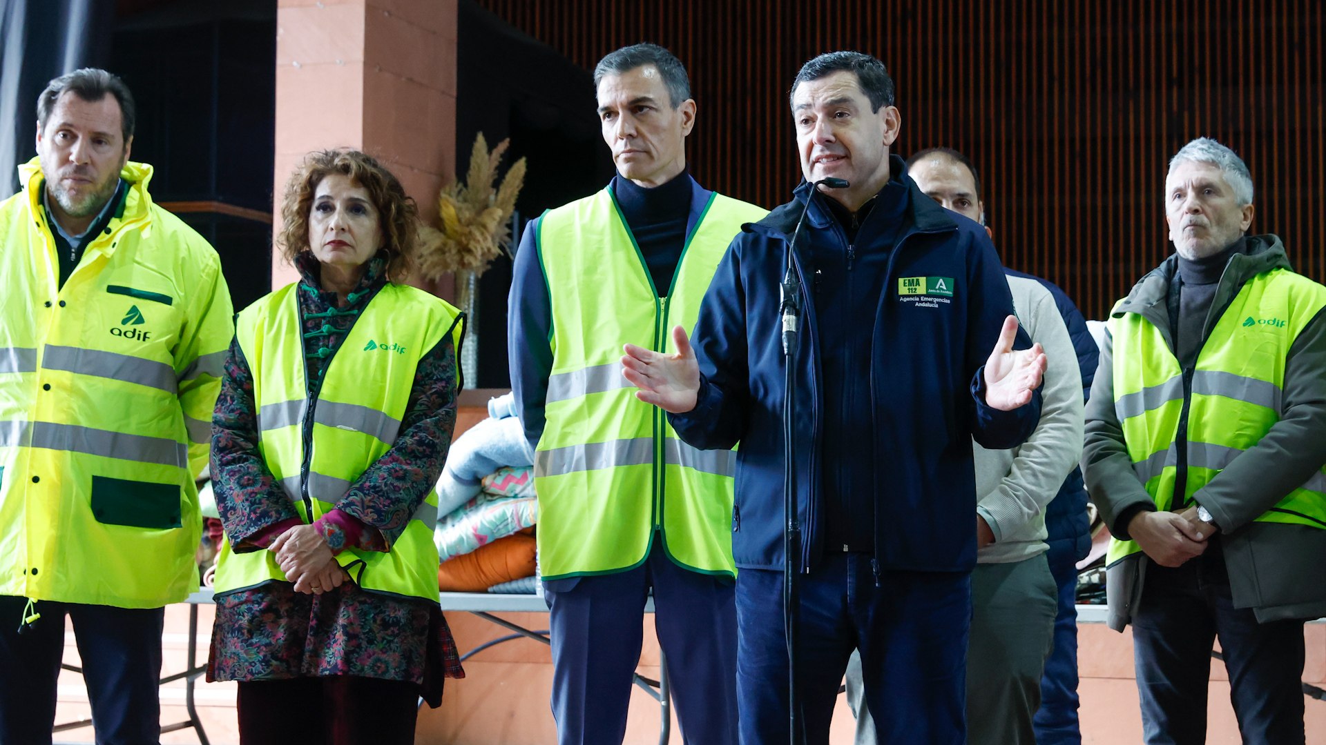 El municipio cordob�s de Adamuz se ha erigido en el s�mbolo de la unidad pol�tica y la solidaridad ciudadana tras el catastr�fico descarrilamiento ferroviario que ha dejado un saldo de 39 fallecidos e incontables heridos. En una comparecencia conjunta marcada por el respeto y la solemnidad, el presidente de la Junta de Andaluc�a, Juanma Moreno, y el presidente del Gobierno, Pedro S�nchez, han reivindicado la cooperaci�n absoluta entre administraciones como la herramienta fundamental para gestionar las secuelas de este siniestro [1, historia]. Acompa�ados por la vicepresidenta primera y los ministros de Interior y Transportes, ambos l�deres subrayaron que "juntos llegamos m�s lejos y m�s r�pido".